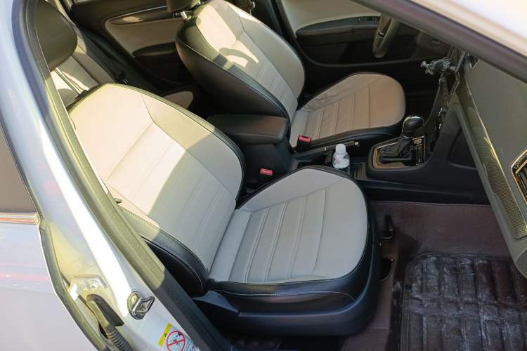 Used Volkswagen Cross Lavida 2014 1.6L Automatic Right Front Seat