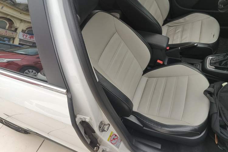 Used Volkswagen Cross Lavida 2014 1.6L Automatic Right Front Seat