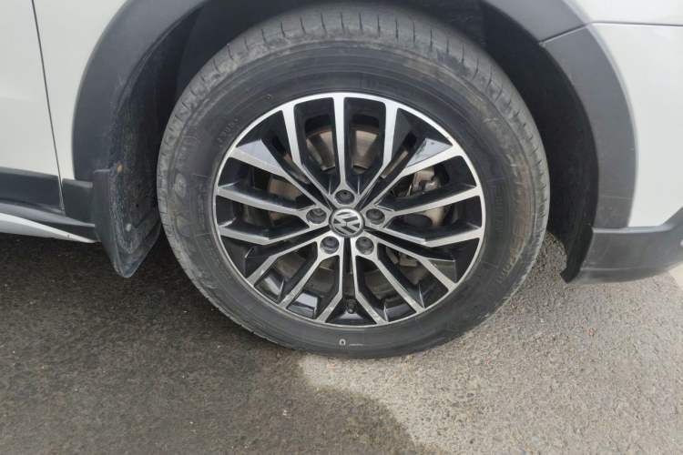 Used Volkswagen Cross Lavida 2014 1.4TSI DSG Right Front Wheel Hub