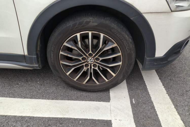 Used Volkswagen Cross Lavida 2014 1.4TSI DSG Right Front Wheel Hub