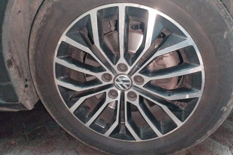 Used Volkswagen Cross Lavida 2014 1.4TSI DSG Right Front Wheel Hub