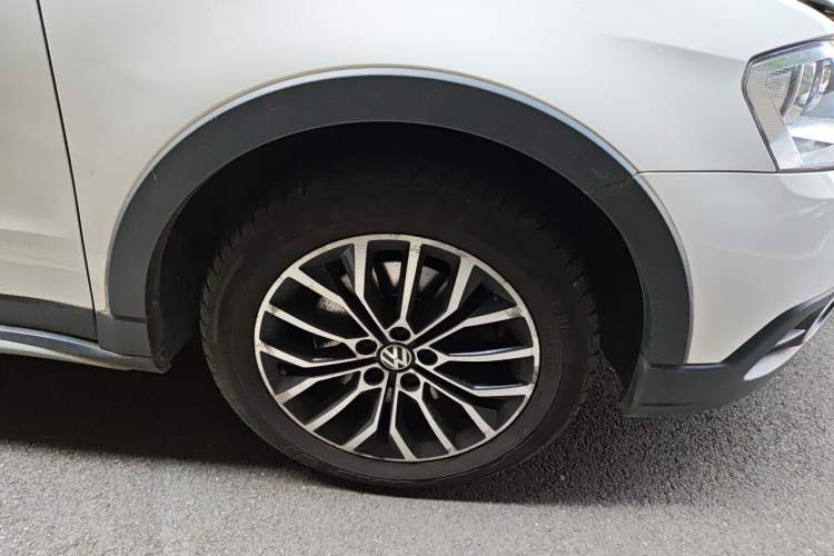 Used Volkswagen Cross Lavida 2014 1.4TSI DSG Right Front Wheel Hub