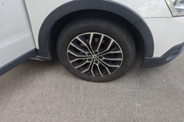 Used Volkswagen Cross Lavida 2014 1.4TSI DSG Right Front Wheel Hub
