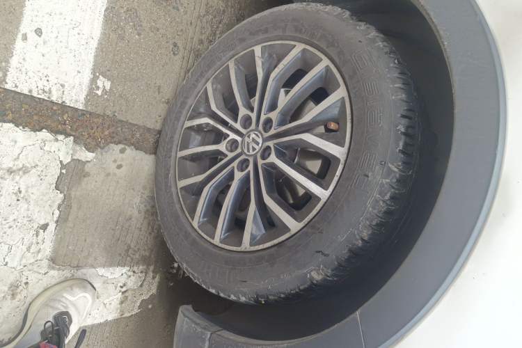 Used Volkswagen Cross Lavida 2014 1.4TSI DSG Right Front Wheel Hub