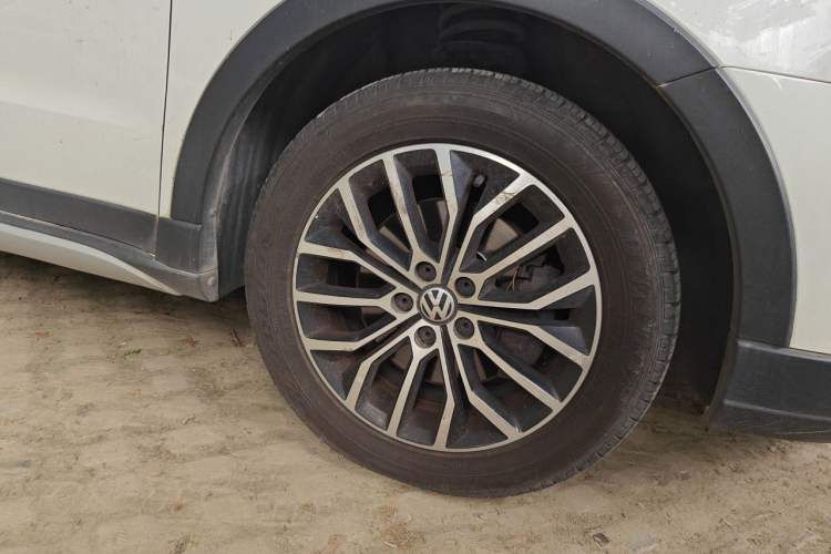 Used Volkswagen Cross Lavida 2014 1.4TSI DSG Right Front Wheel Hub