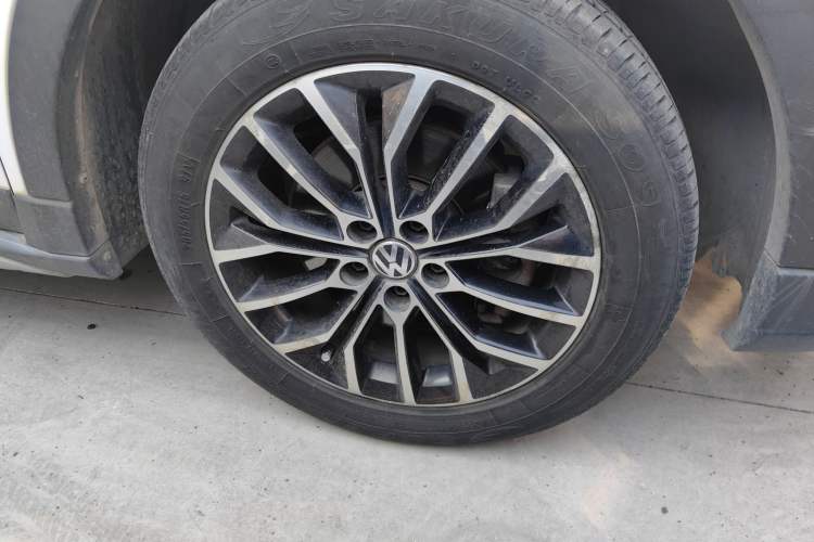 Used Volkswagen Cross Lavida 2014 1.4TSI DSG Right Front Wheel Hub
