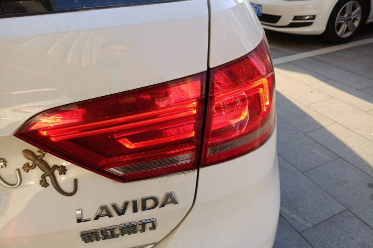 Used Volkswagen Cross Lavida 2014 1.6L Automatic Right Rear Taillight