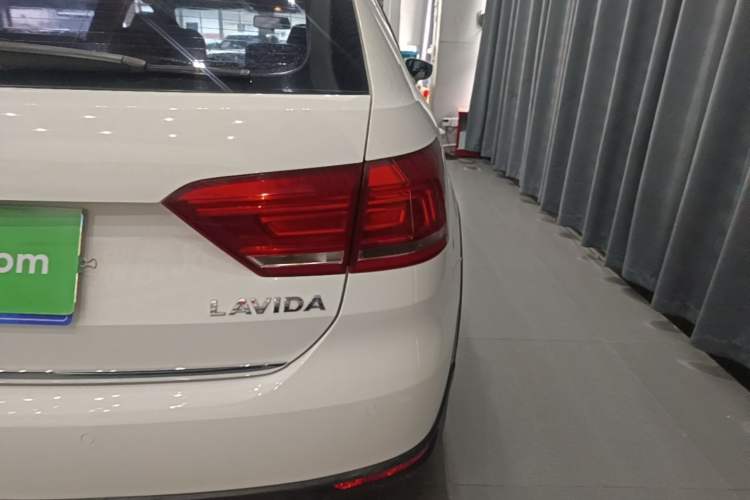 Used Volkswagen Cross Lavida 2014 1.6L Automatic Right Rear Taillight