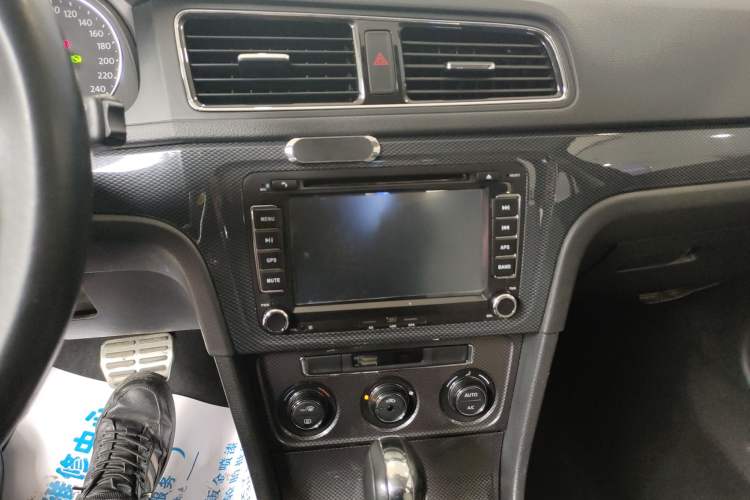 Used Volkswagen Cross Lavida 2014 1.6L Automatic Audio And AC Panel