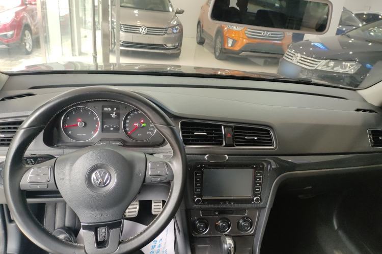 Used Volkswagen Cross Lavida 2014 1.6L Automatic Center Console