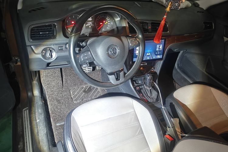 Used Volkswagen Cross Lavida 2014 1.6L Automatic Center Console