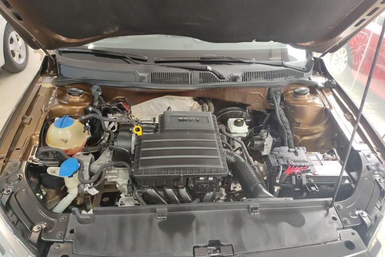 Used Volkswagen Cross Lavida 2014 1.6L Automatic Engine Bay