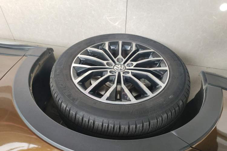 Used Volkswagen Cross Lavida 2014 1.6L Automatic Left Front Wheel Hub