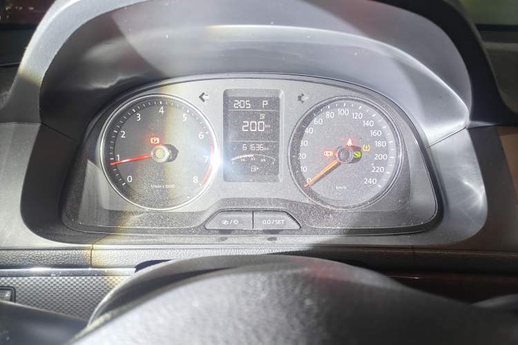 Used Volkswagen Cross Lavida 2014 1.6L Automatic Odometer Close Up