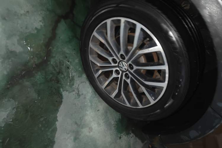 Used Volkswagen Cross Lavida 2014 1.6L Automatic Right Front Wheel Hub