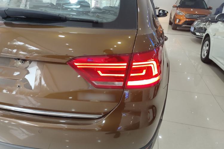 Used Volkswagen Cross Lavida 2014 1.6L Automatic Right Rear Taillight