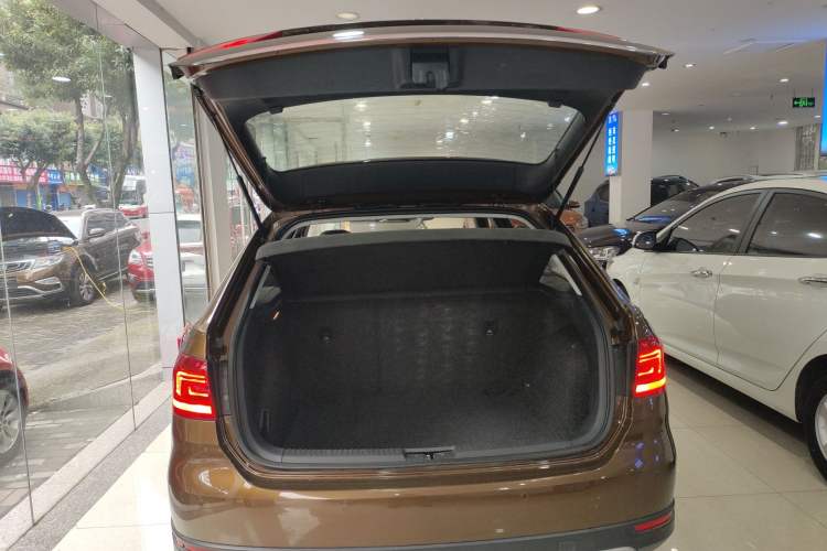 Used Volkswagen Cross Lavida 2014 1.6L Automatic Trunk