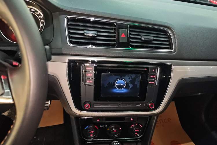 Used Volkswagen Cross Lavida 2016 230TSI DSG Luxury Edition Audio And AC Panel