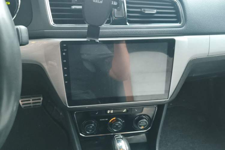 Used Volkswagen Cross Lavida 2016 230TSI DSG Luxury Edition Audio And AC Panel