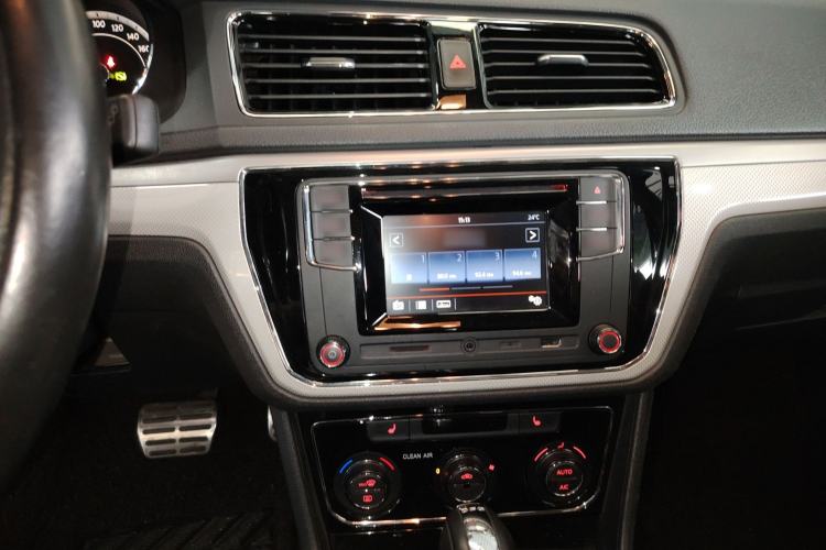 Used Volkswagen Cross Lavida 2016 230TSI DSG Luxury Edition Audio And AC Panel