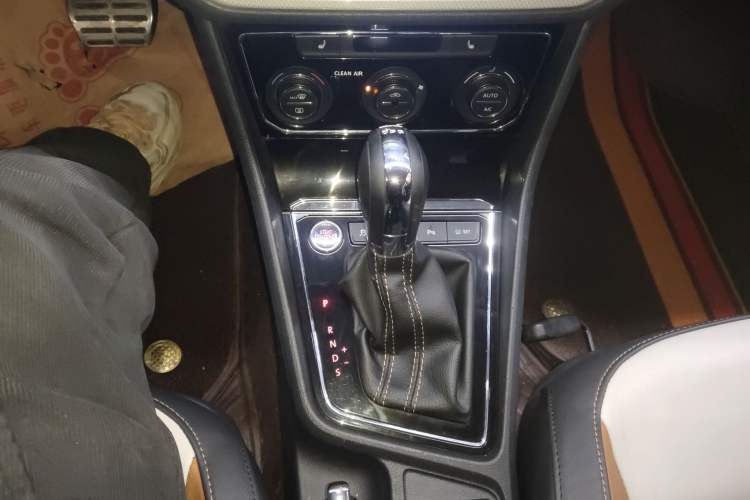 Used Volkswagen Cross Lavida 2016 230TSI DSG Luxury Edition Gear Lever