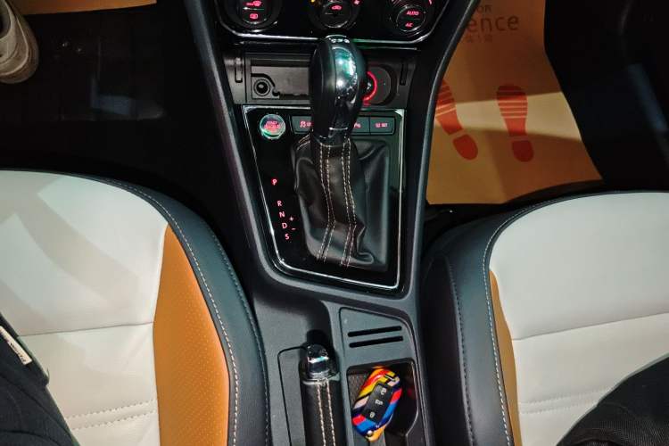 Used Volkswagen Cross Lavida 2016 230TSI DSG Luxury Edition Gear Lever