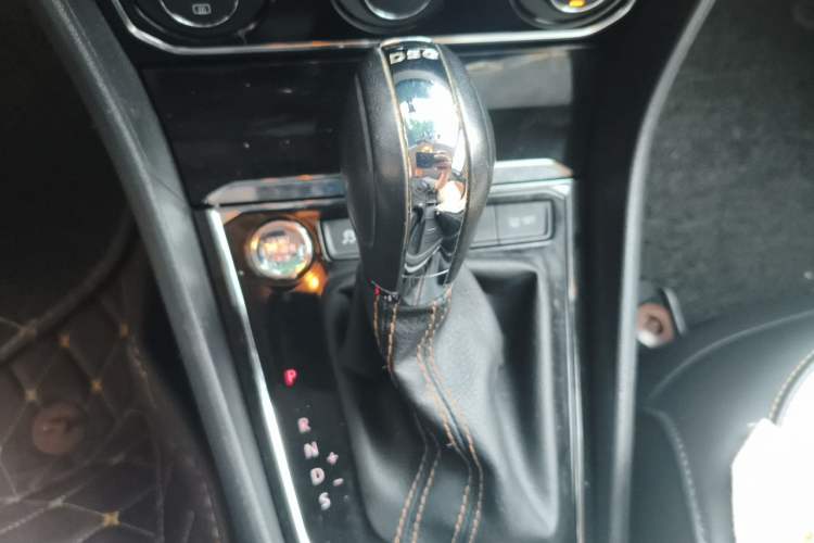 Used Volkswagen Cross Lavida 2016 230TSI DSG Luxury Edition Gear Lever