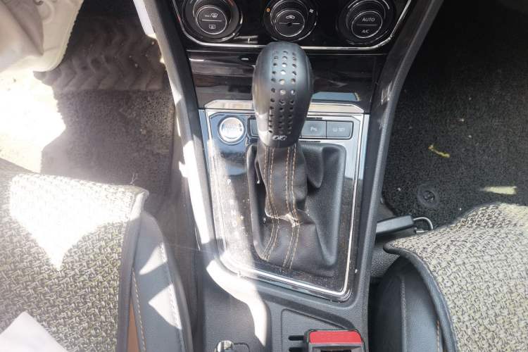 Used Volkswagen Cross Lavida 2016 230TSI DSG Luxury Edition Gear Lever