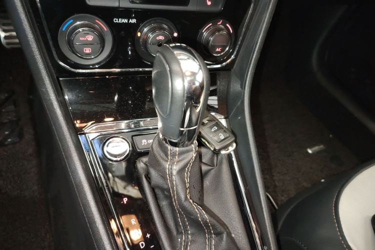 Used Volkswagen Cross Lavida 2016 230TSI DSG Luxury Edition Gear Lever