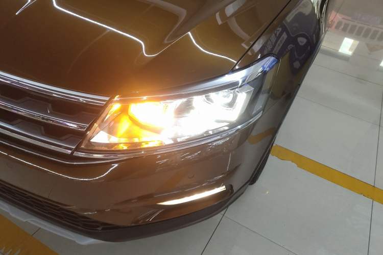 Used Volkswagen Cross Lavida 2016 230TSI DSG Luxury Edition Left Front Headlight