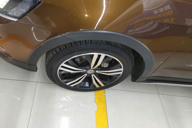 Used Volkswagen Cross Lavida 2016 230TSI DSG Luxury Edition Left Front Wheel Hub