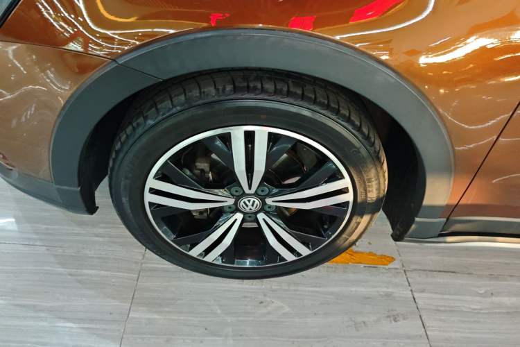 Used Volkswagen Cross Lavida 2016 230TSI DSG Luxury Edition Left Front Wheel Hub
