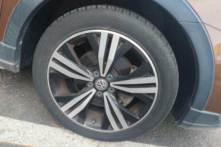 Used Volkswagen Cross Lavida 2016 230TSI DSG Luxury Edition Right Front Wheel Hub
