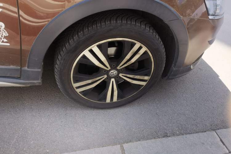 Used Volkswagen Cross Lavida 2016 230TSI DSG Luxury Edition Right Front Wheel Hub