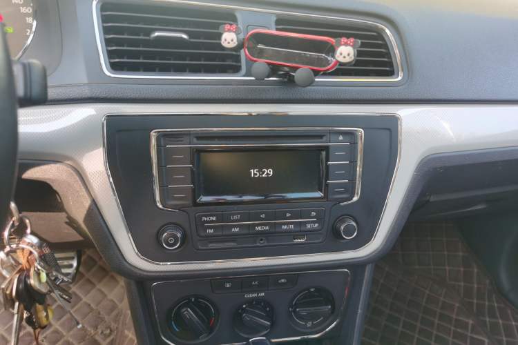 Used Volkswagen Cross Lavida 2016 1.6L Automatic Comfort Edition Audio And AC Panel