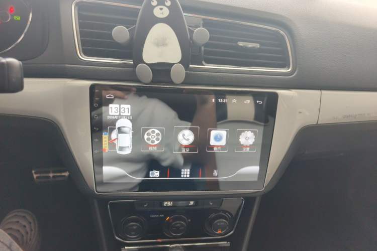 Used Volkswagen Cross Lavida 2016 1.6L Automatic Luxury Edition Audio And AC Panel