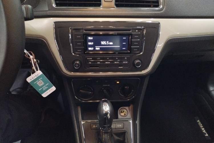 Used Volkswagen Cross Lavida 2016 1.6L Automatic Comfort Edition Audio And AC Panel