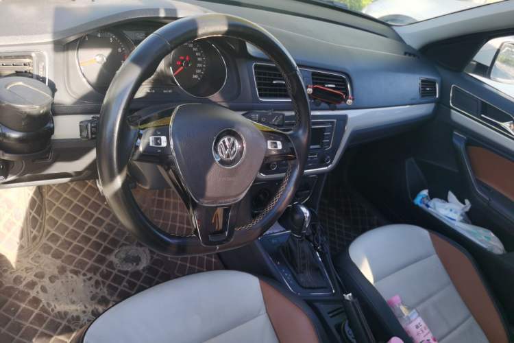 Used Volkswagen Cross Lavida 2016 1.6L Automatic Comfort Edition Center Console