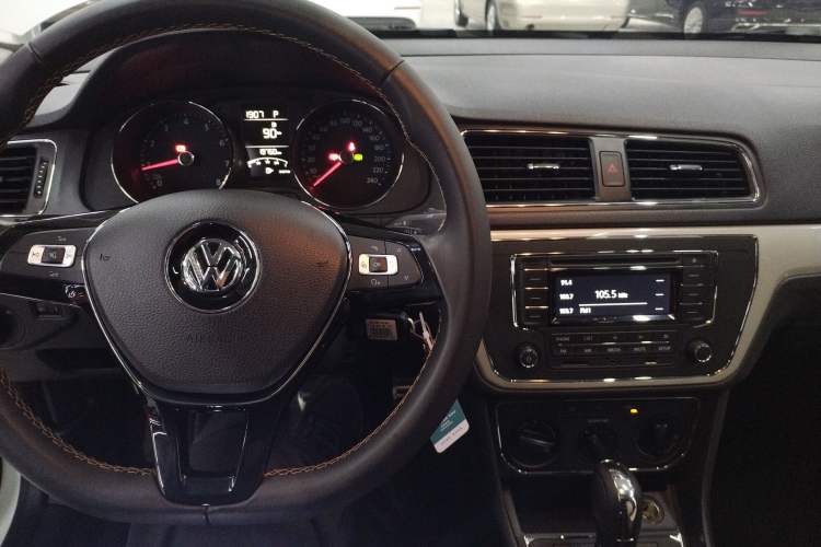 Used Volkswagen Cross Lavida 2016 1.6L Automatic Comfort Edition Center Console