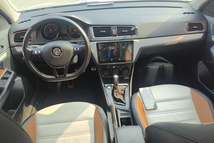 Used Volkswagen Cross Lavida 2016 1.6L Automatic Luxury Edition Center Console