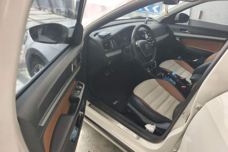 Used Volkswagen Cross Lavida 2016 1.6L Automatic Luxury Edition Driver Seat