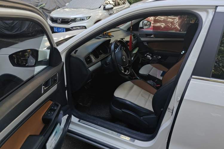 Used Volkswagen Cross Lavida 2016 1.6L Automatic Comfort Edition Driver Seat