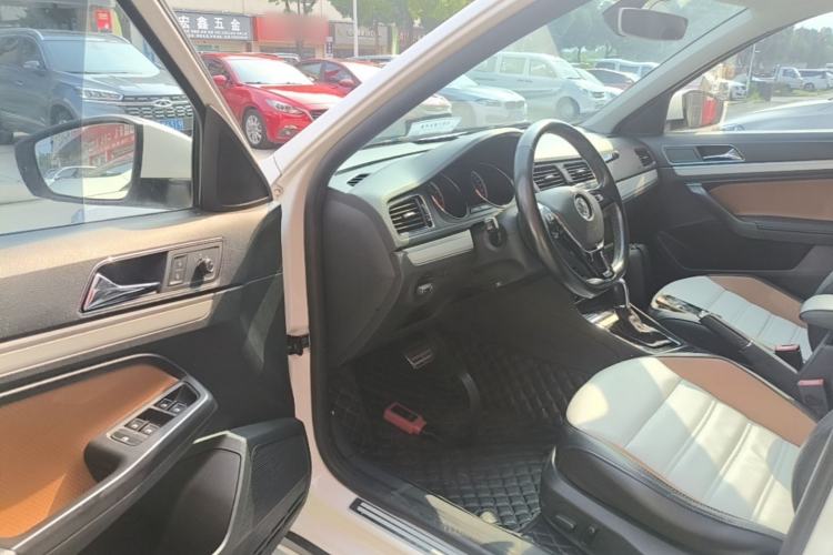 Used Volkswagen Cross Lavida 2016 1.6L Automatic Luxury Edition Driver Seat