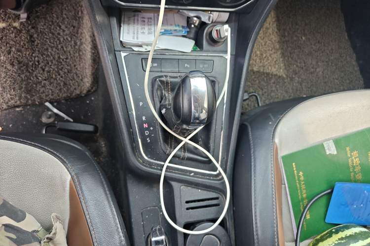 Used Volkswagen Cross Lavida 2016 1.6L Automatic Comfort Edition Gear Lever