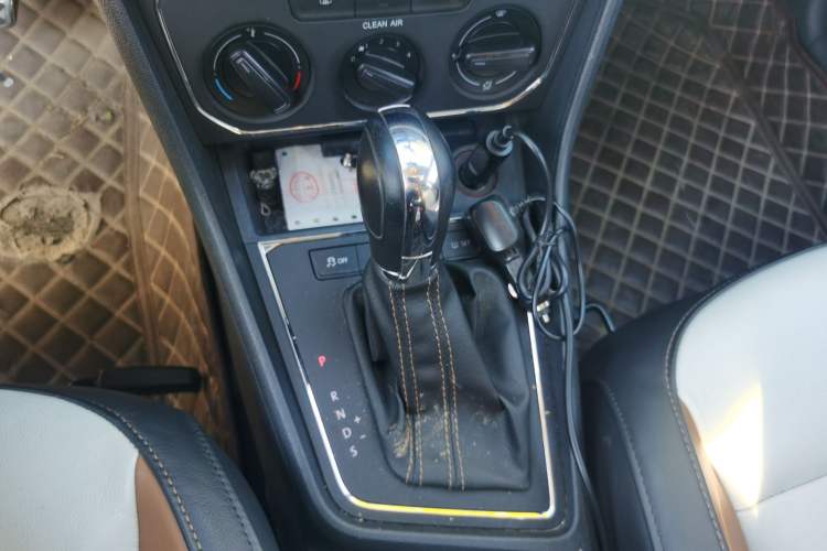 Used Volkswagen Cross Lavida 2016 1.6L Automatic Comfort Edition Gear Lever
