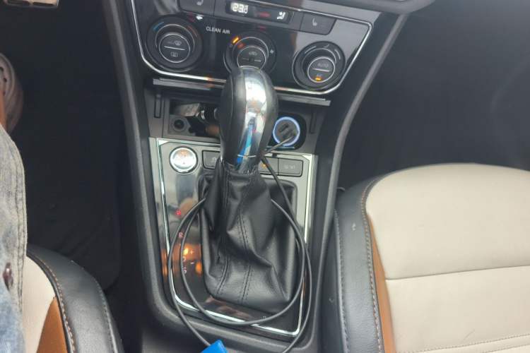 Used Volkswagen Cross Lavida 2016 1.6L Automatic Luxury Edition Gear Lever