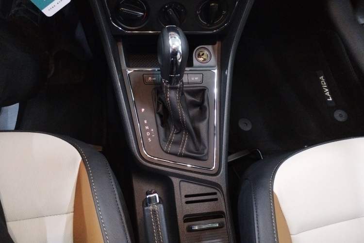 Used Volkswagen Cross Lavida 2016 1.6L Automatic Comfort Edition Gear Lever