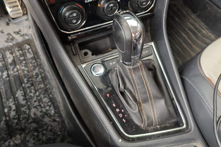 Used Volkswagen Cross Lavida 2016 230TSI DSG Luxury Edition Gear Lever