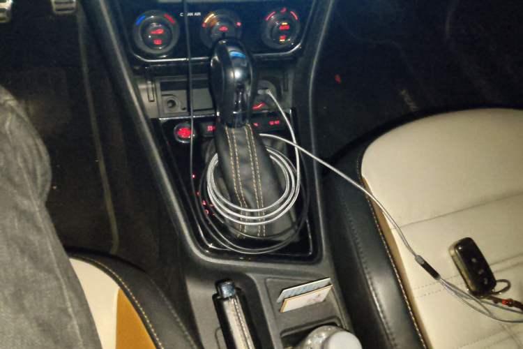 Used Volkswagen Cross Lavida 2016 1.6L Automatic Luxury Edition Gear Lever
