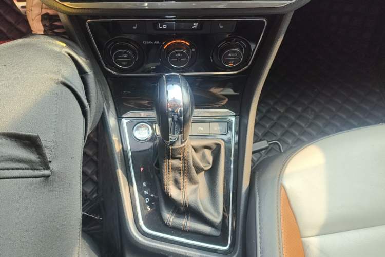 Used Volkswagen Cross Lavida 2016 1.6L Automatic Luxury Edition Gear Lever